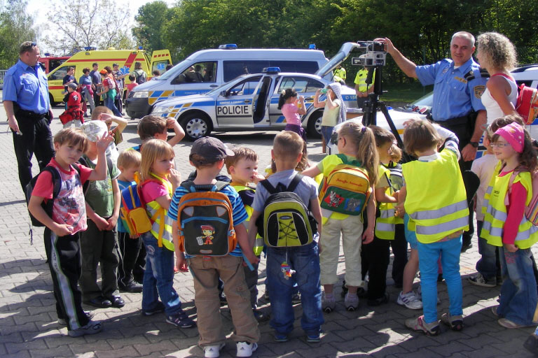 Hasiči a policisté předvedli svou techniku především dětem z kutnohorských škol