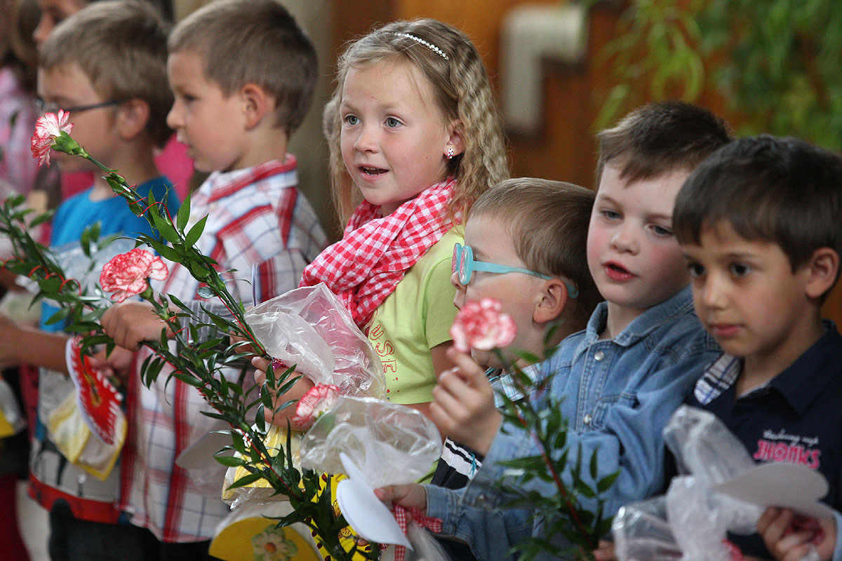 Foto: Hlízovské děti si vzpomněly na "Den matek" a připravily si pásmo říkanek