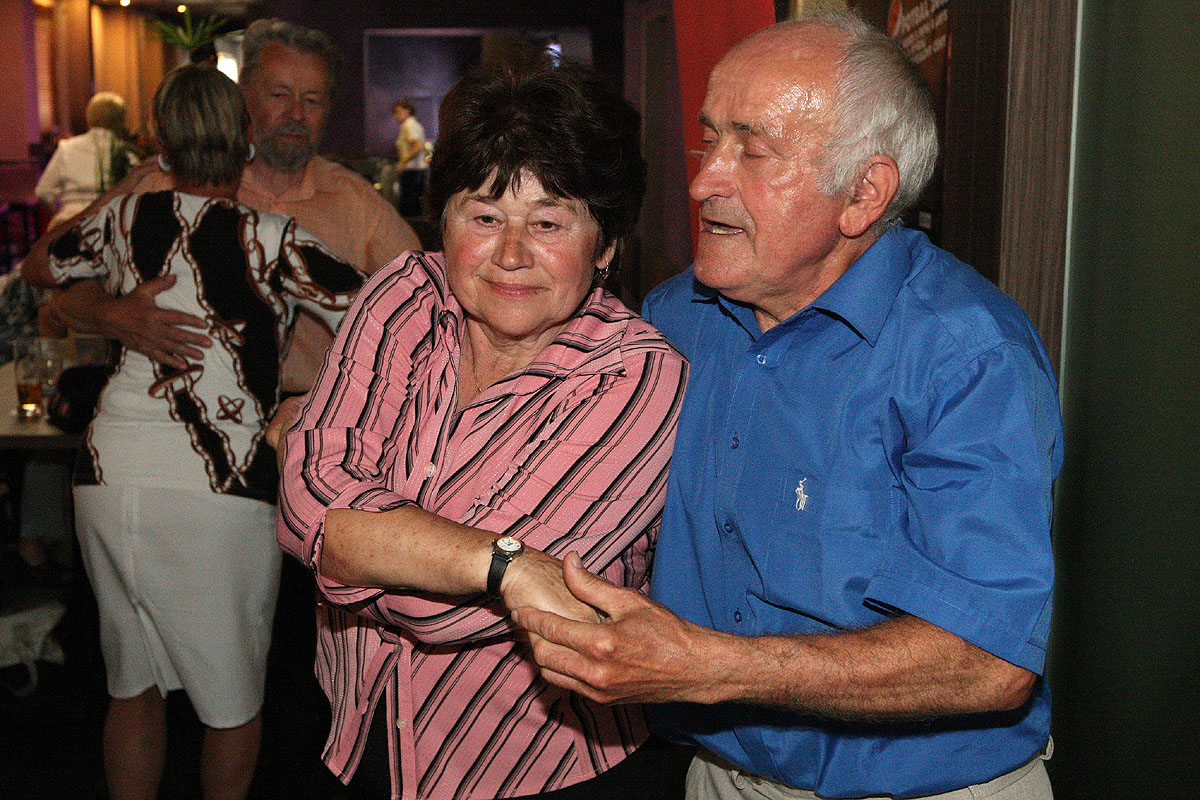 Taneční parket v kutnohorské Palmě ve středu patřil seniorům a jejich kavárničce