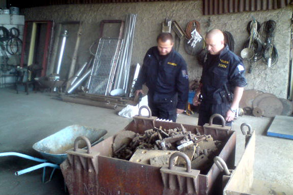 Policisté z Čáslavi přepadli sběrné dvory, kontrolovali vykupovaný materiál
