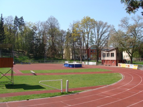 Atletická dráha v Čáslavi se asi dočká rekonstrukce, plánují závlahu travnatého hřiště