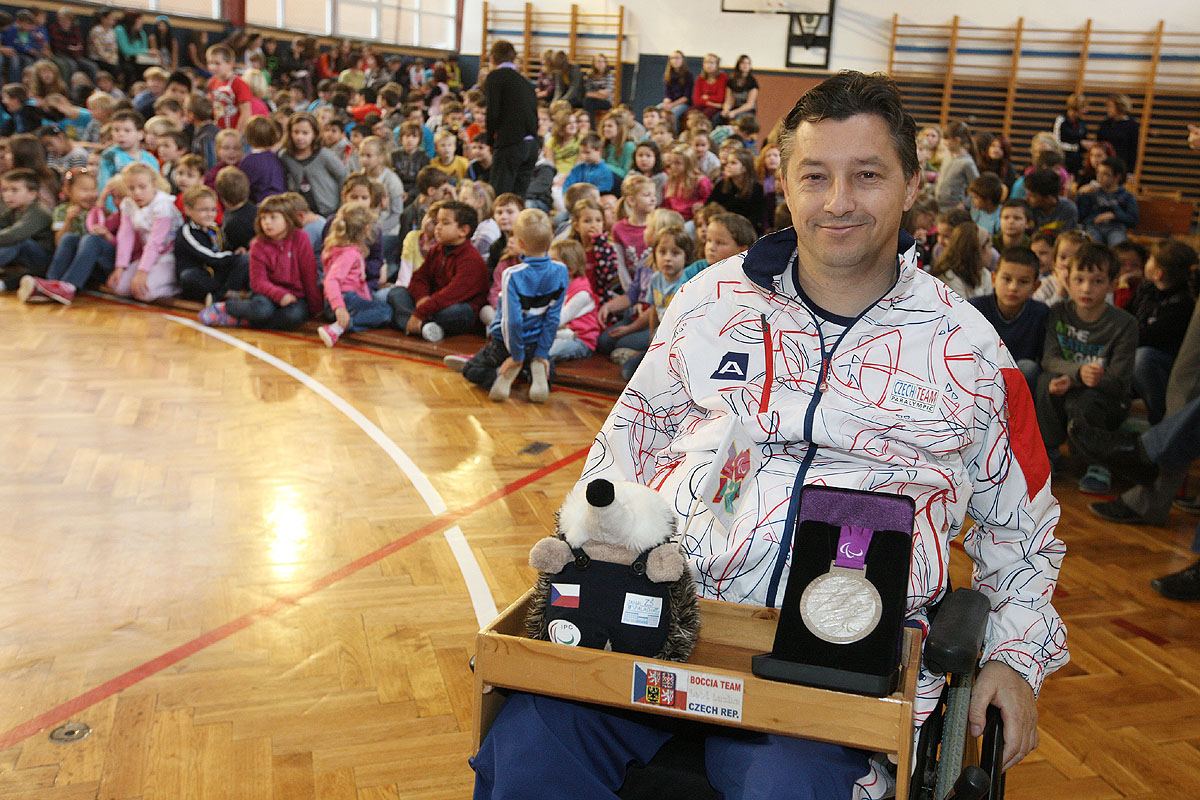 Stříbrný paralympionik Leoš Lacina navštívil děti v Základní škole Jana Palacha