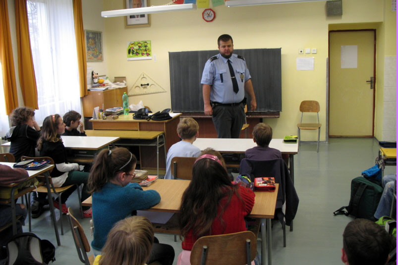 Policisté ze Zbraslavic v rámci prevence navštívili děti ze Základní školy Malešov