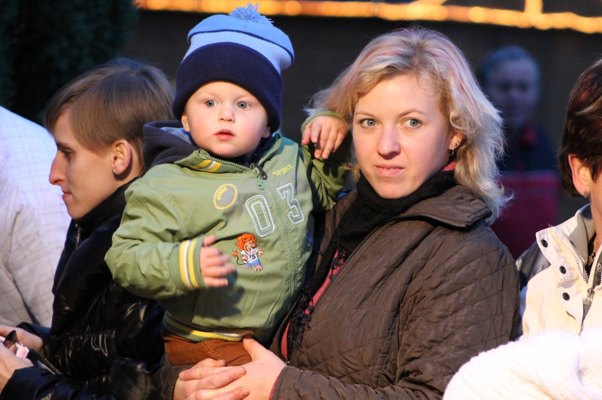 Foto: Čáslav již žije Vánocemi, centrum města rozzářily svíčky vánočního stromu