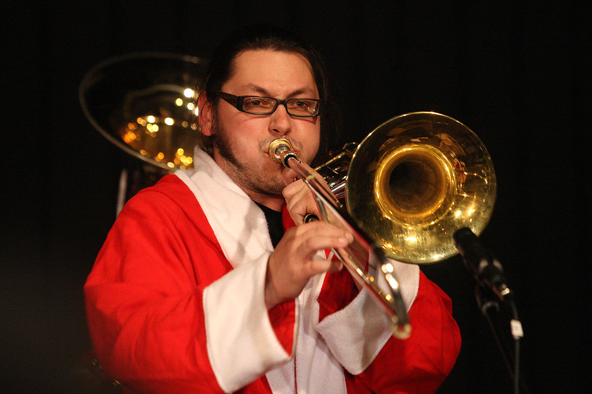 Foto: Christmas Brassband rozjel v Pivovárku parádní vánoční mejdan