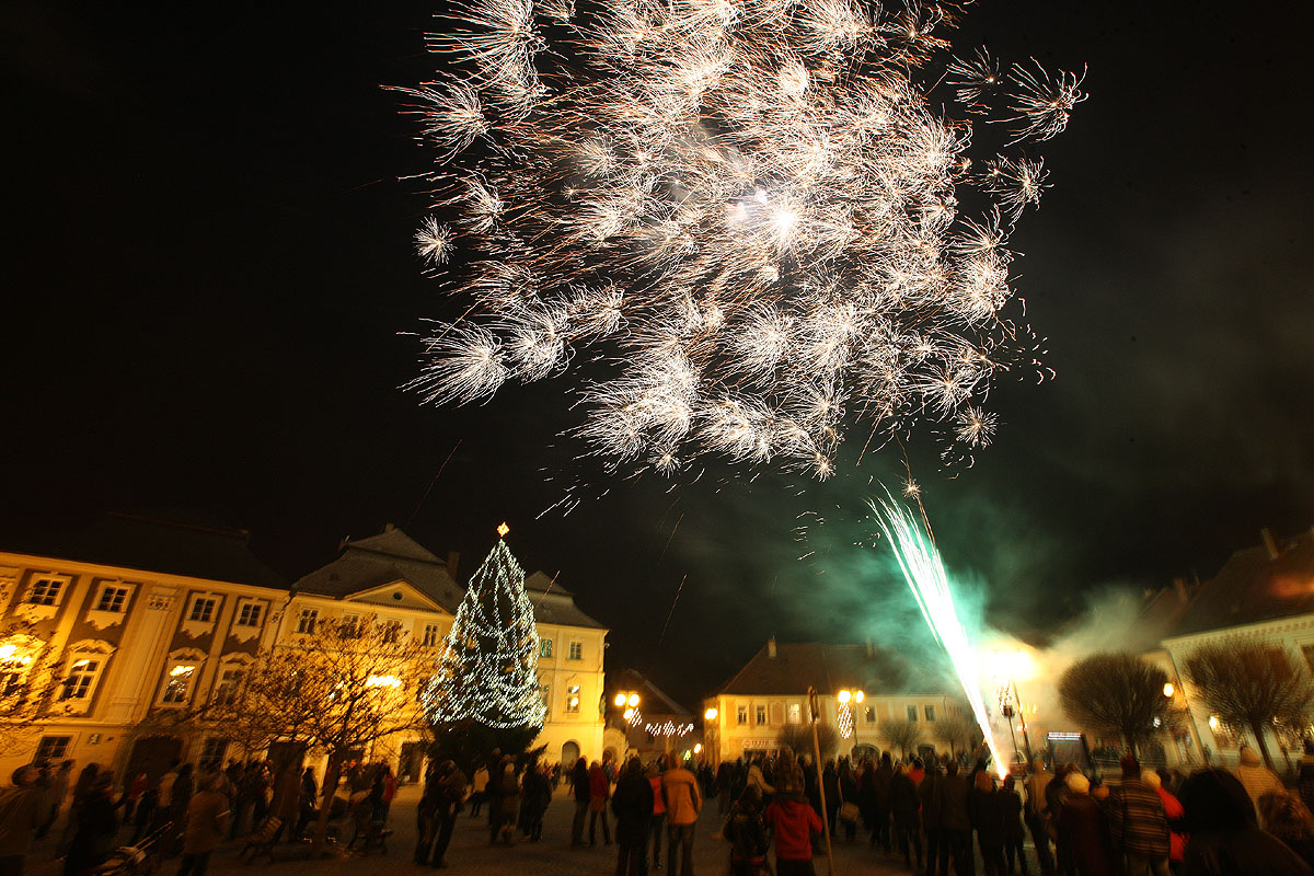 Novoroční ohňostroj na kutnohorském Palackého náměstí nechyběl ani letos