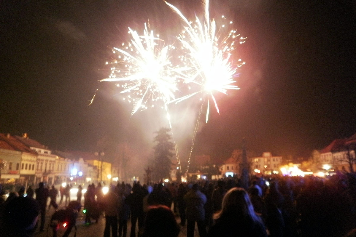 Také Čáslaváci na Nový rok slavili na Náměstí Jana Žižky z Trocnova ohňostrojem