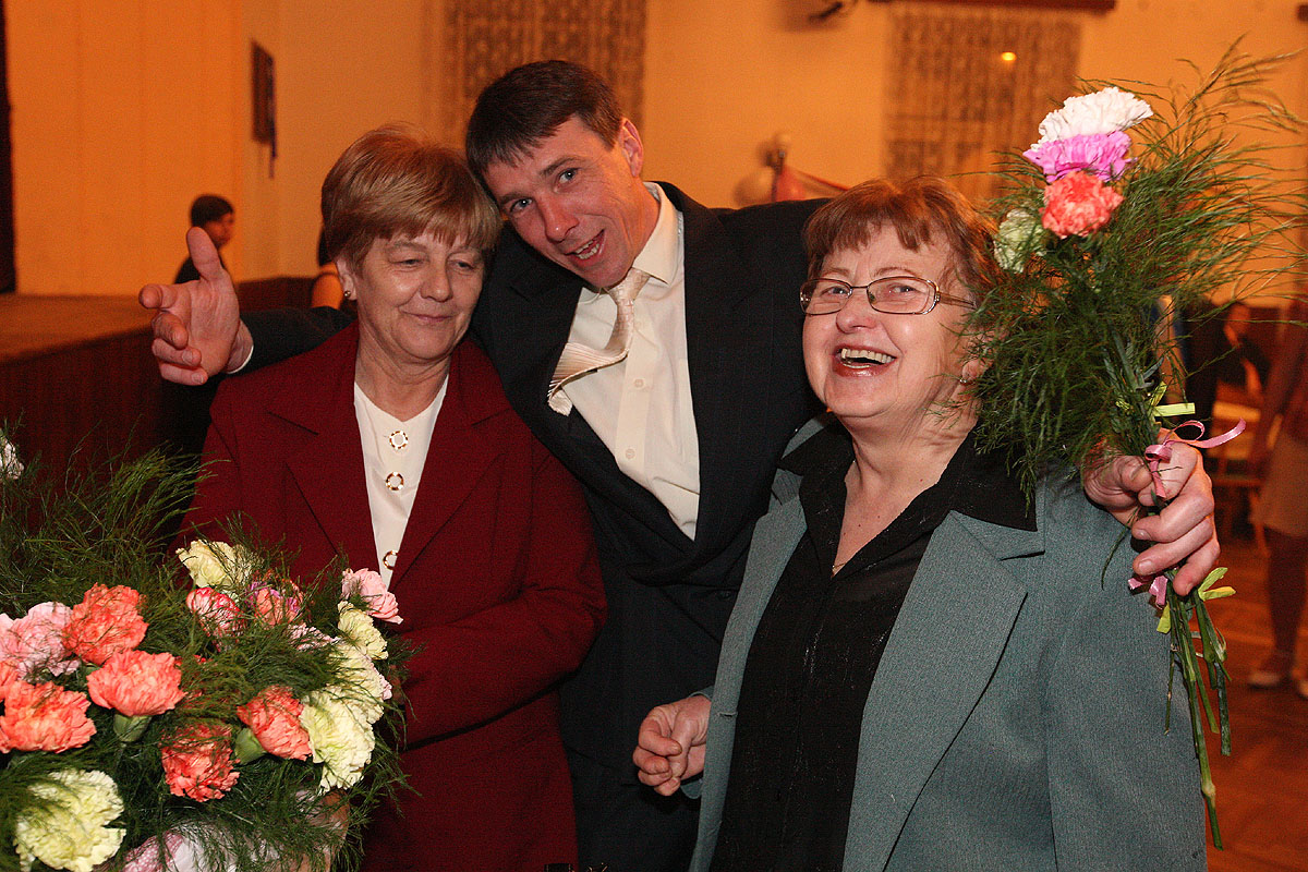 Foto: Hasiči si na plese v Církvici vyzkoušeli i květinovou volenku