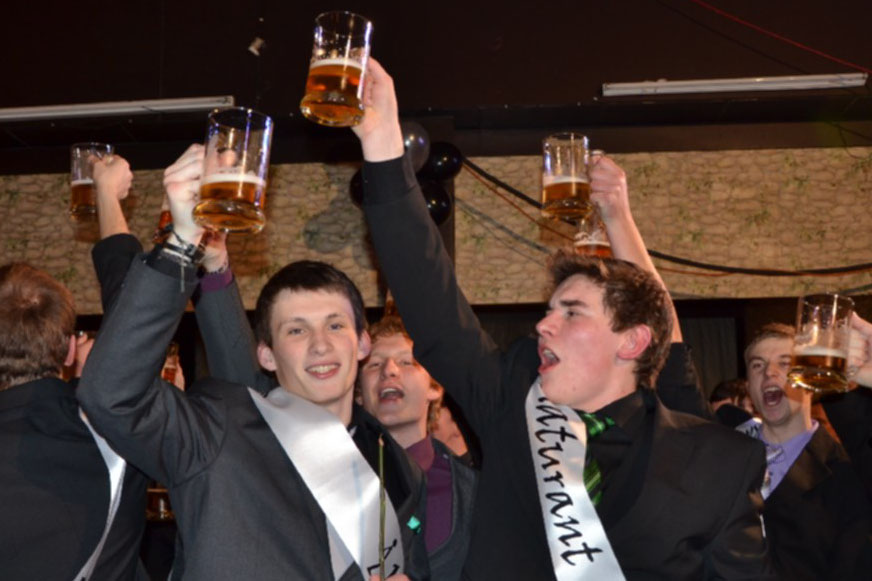 Foto: Na zdar maturitní zkoušky si v sobotu v čáslavském Grandu připili pivem