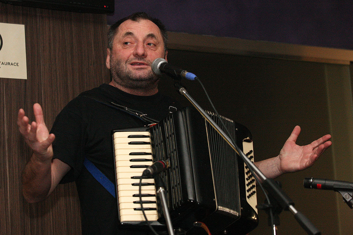 Foto: Palmu ve čtvrtek pobavil Václav Koubek svými historkami i písničkami