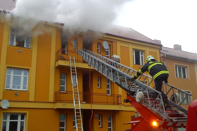 Foto: Několik hasičských jednotek likvidovalo požár v čáslavské ulici Boženy Němcové