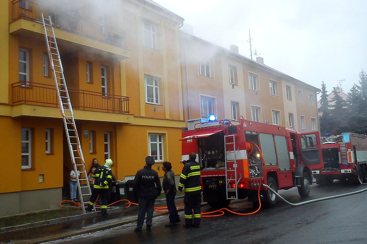 Požárem bytu vznikla škoda za více jak půl milionu, čtyři osoby jsou v nemocnici