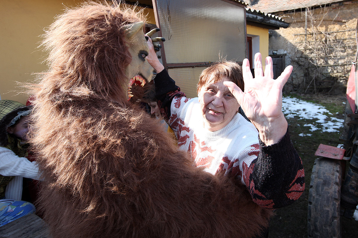 Foto: Přítokami v sobotu prošel masopust, hospodářky tančily s medvědem