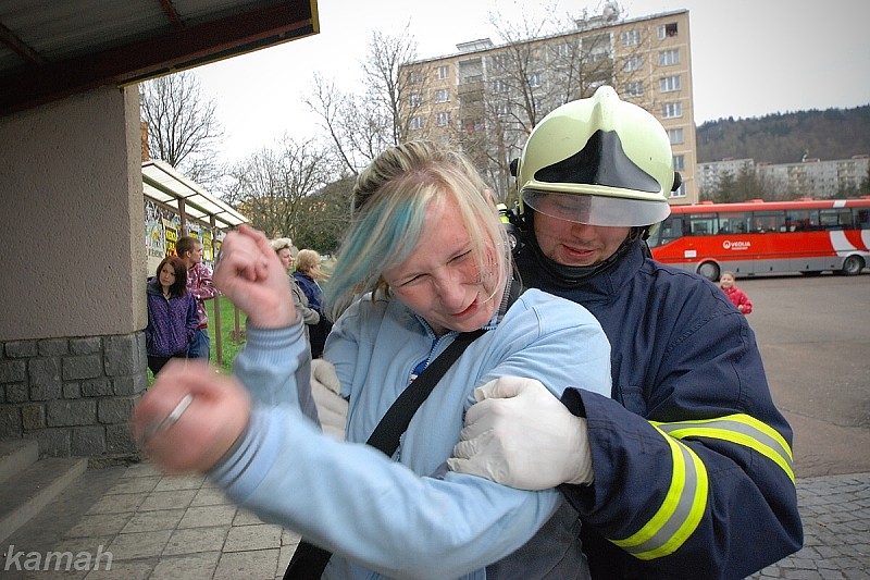 Foto: Hasiči z Třemošnice, Ronova i profesionálové ze Seče cvičili zásah u autonehody