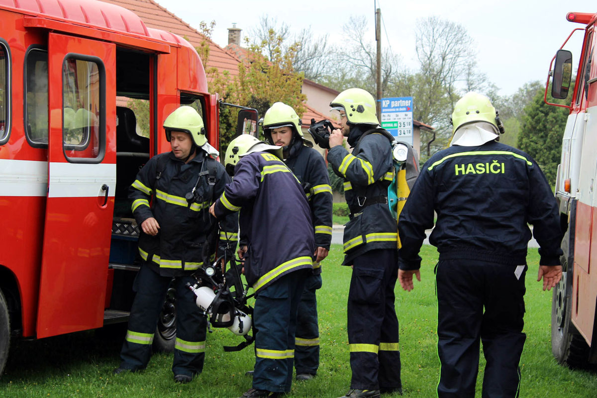 Dobrovolní hasiči v Nových Dvorech v neděli cvičili zásah v budově školy
