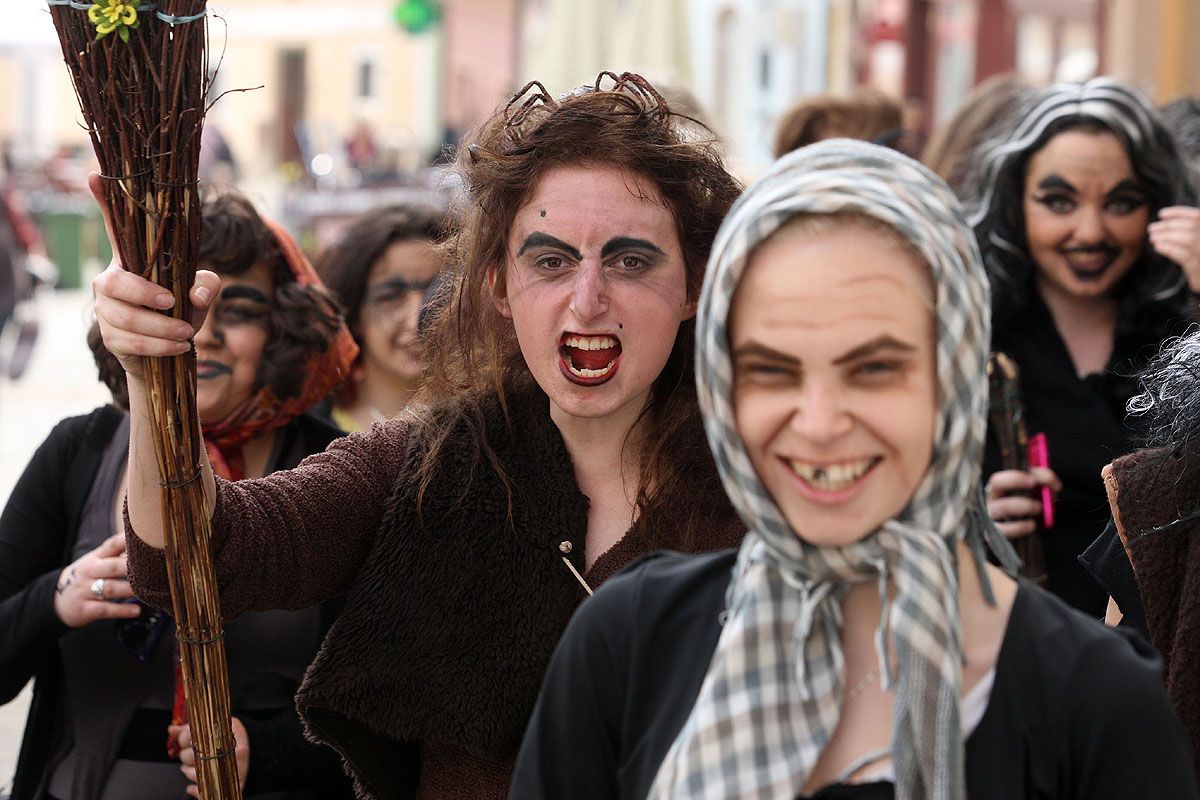 Foto: Kosmetičky v úterý vyrazily do ulic Kutné Hory, zvaly na slet čarodějnic