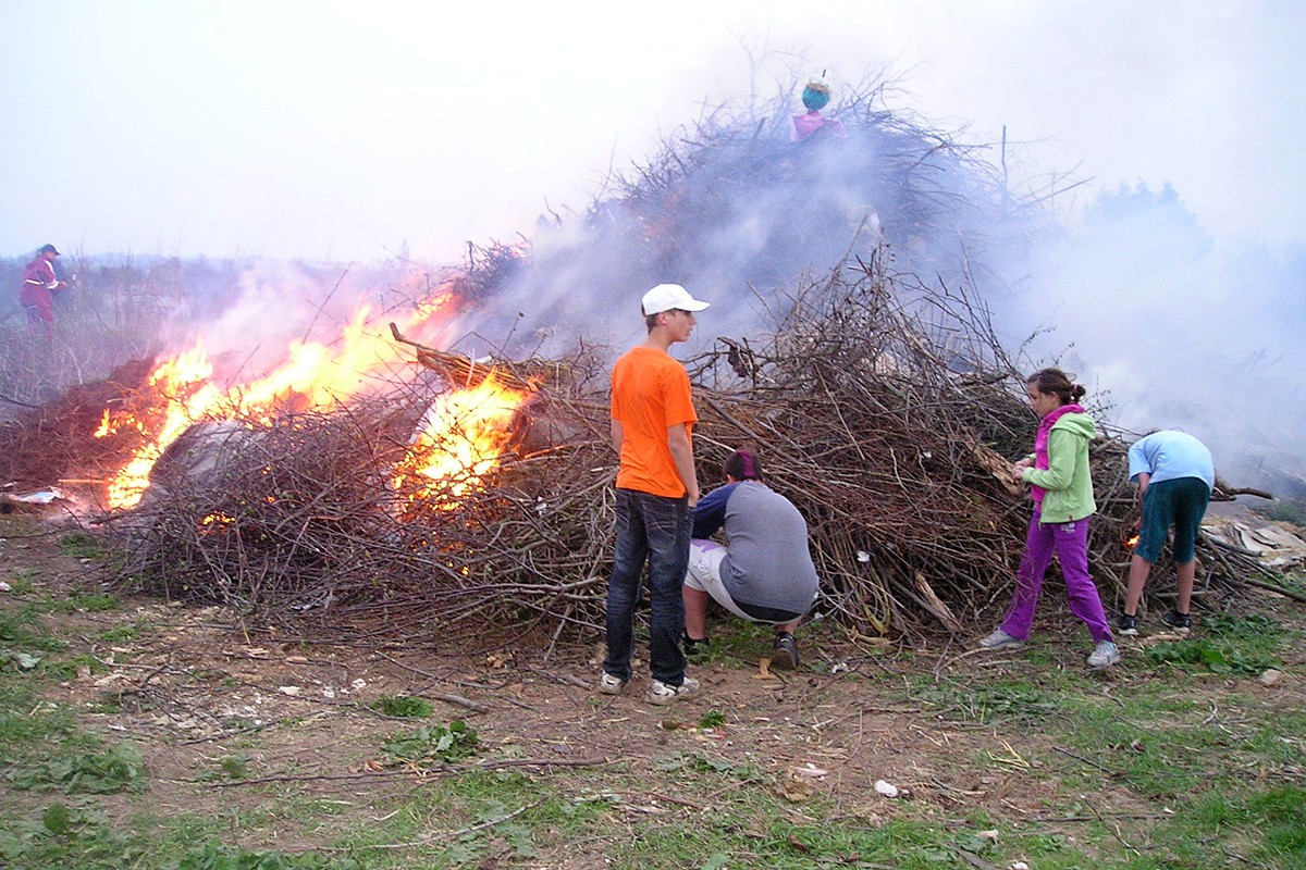 Foto: Také v Křeseticích se na poslední dubnový den sešli na tradičním pálení čarodějnic