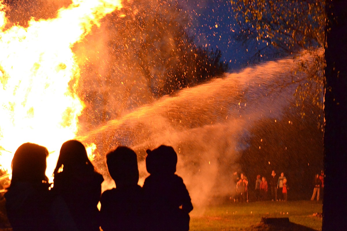 Foto: Pohodu čarodějnického večera si v úterý užili i u ohňů v Chotusicích