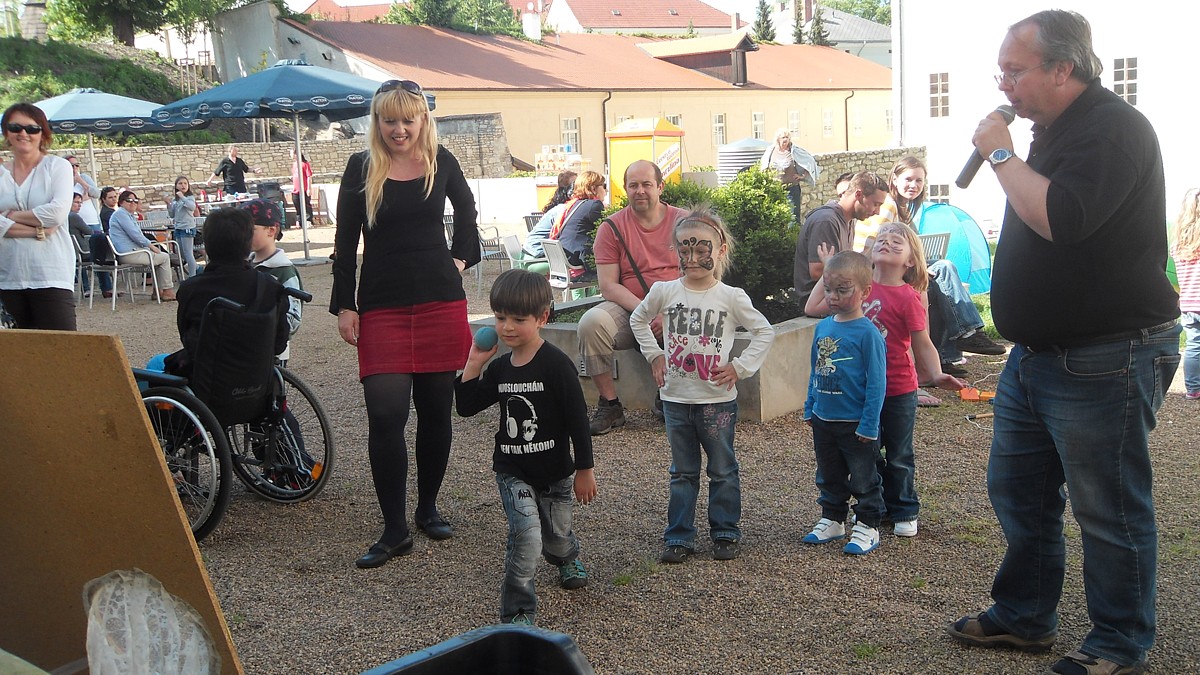 Dětský den na terase kavárny v galerii GASK zakončila soutěž v pojídání zmrzliny
