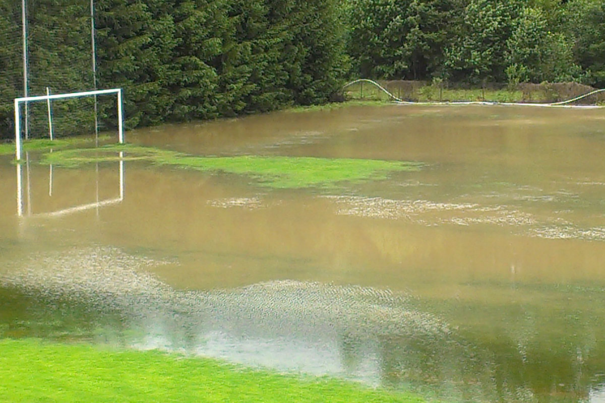 Fotbalové hřiště v Tupadlech je po čtrnácti dnech opět pod vodou, oslavy musí počkat