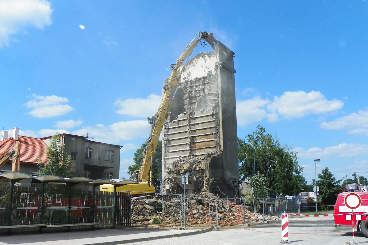 Foto: Čáslav přišla o jednu vysokou budovu, k zemi se poroučelo "silo" u nádraží
