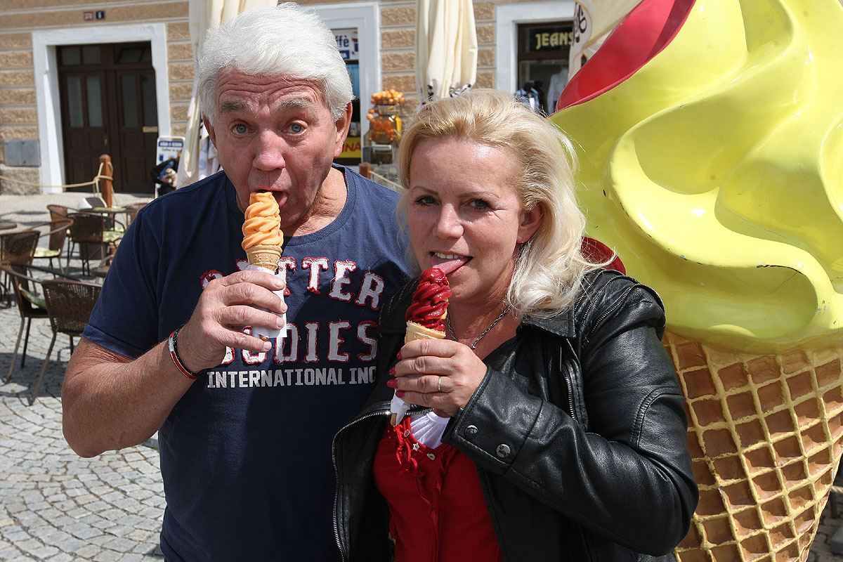 Jiří Krampol ochutnal zmrzlinu v Čipítu na Palackého náměstí v Kutné Hoře