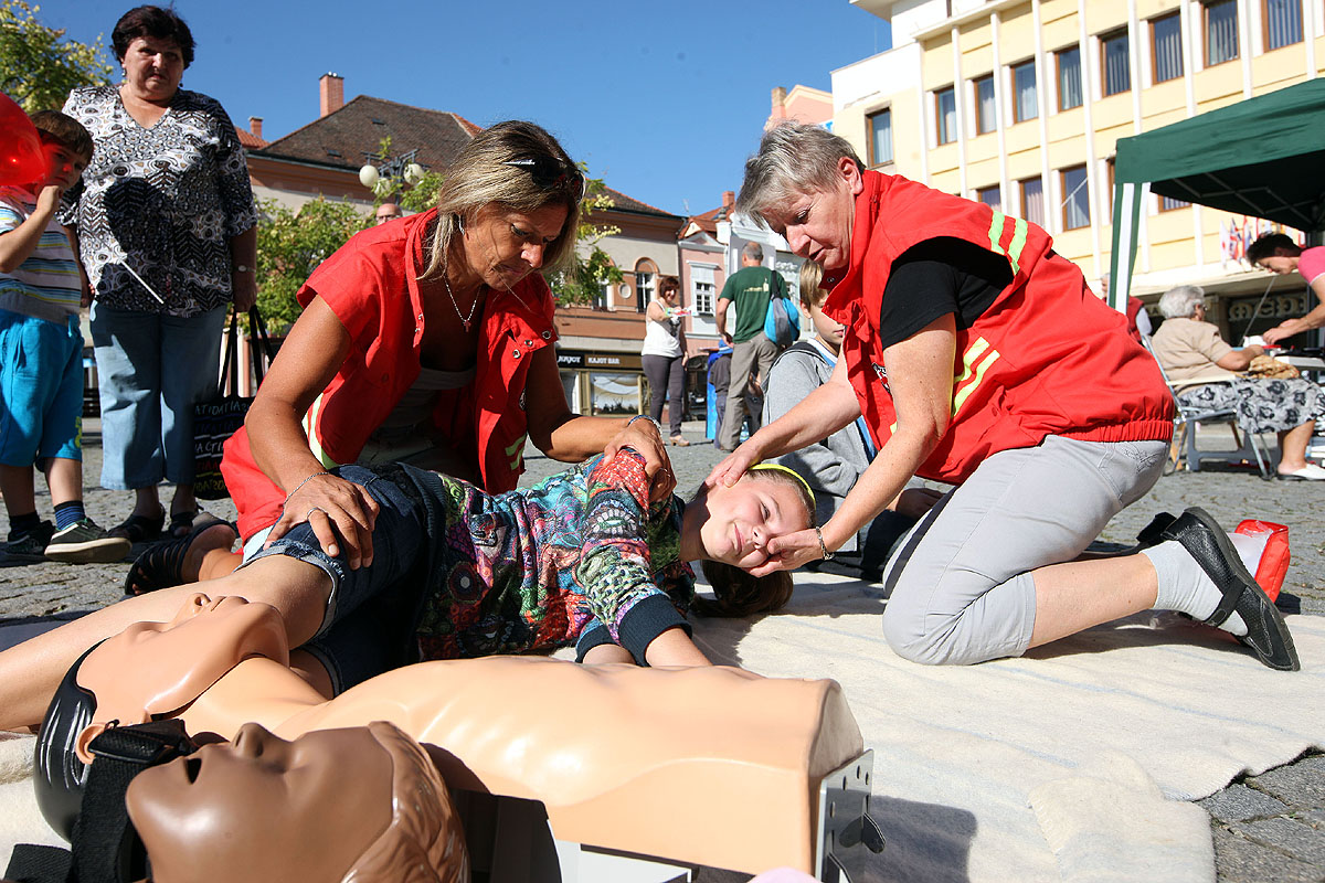 Foto: Kutnohoráci si na Palackého náměstí mohli vyzkoušet první pomoc