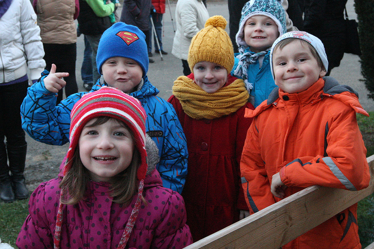 Foto: Vánoční strom rozsvítili i v Miskovicích, zazpívaly děti ze školky