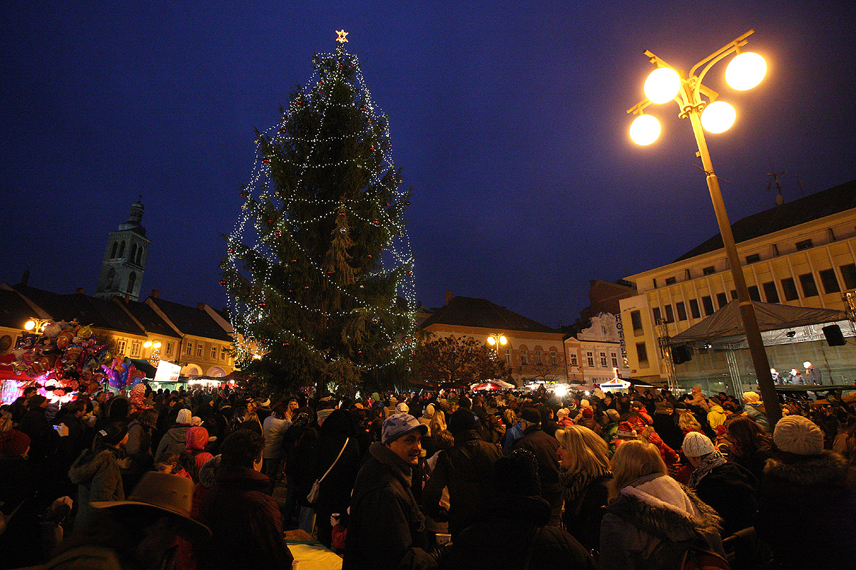 Foto, video: Kutnohoráci rozsvítili vánoční strom na náměstí ve středu