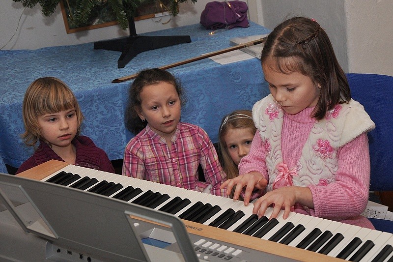 Žáci zručské ZUŠ připravili Vánoční koncert na zámku v Kácově
