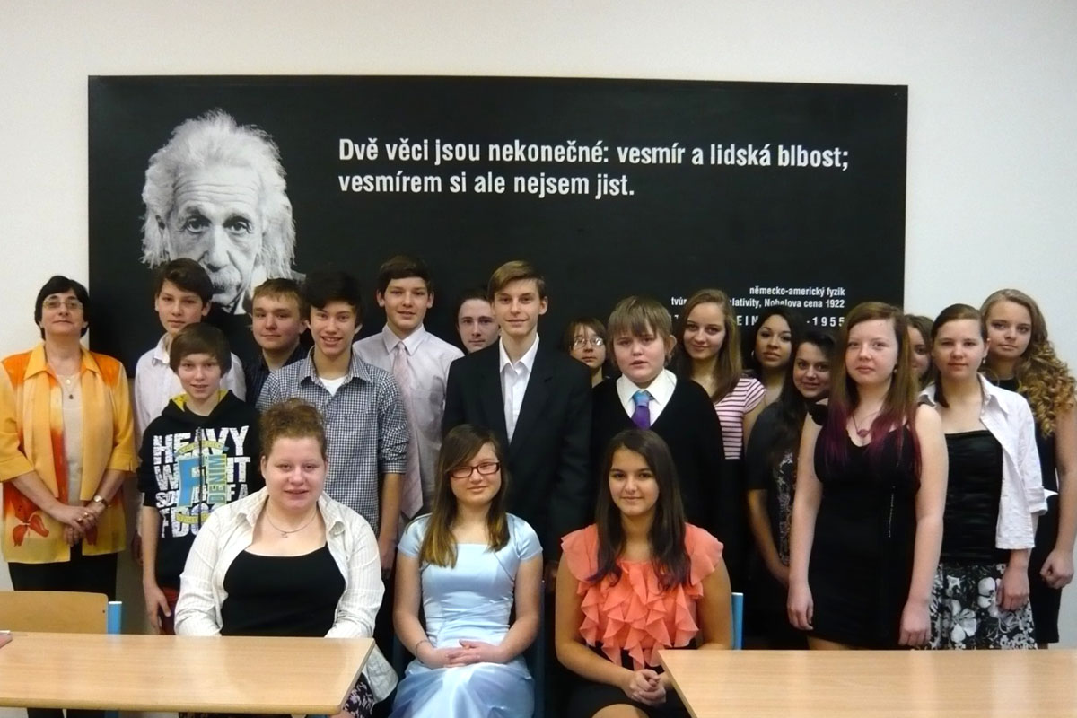 Foto: Žáci ze ZŠ Žižkov si pro vysvědčení došli ve společenském oblečení