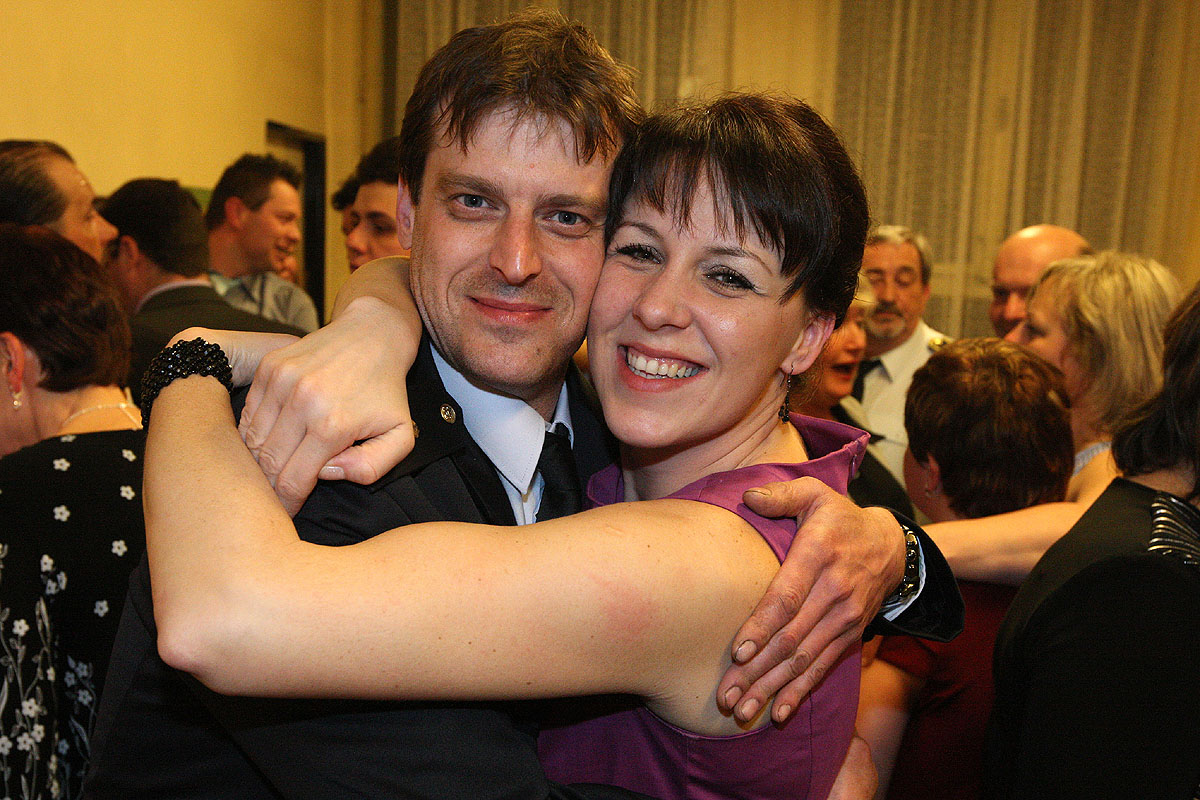 Foto: Hasiči se na sobotním plese v Lomci věnovali svým partnerkám