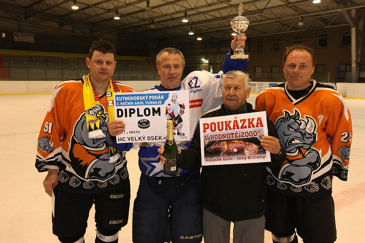 Foto: Hokejisté z Velkého Oseka získali double, vyhráli soutěž i turnaj!