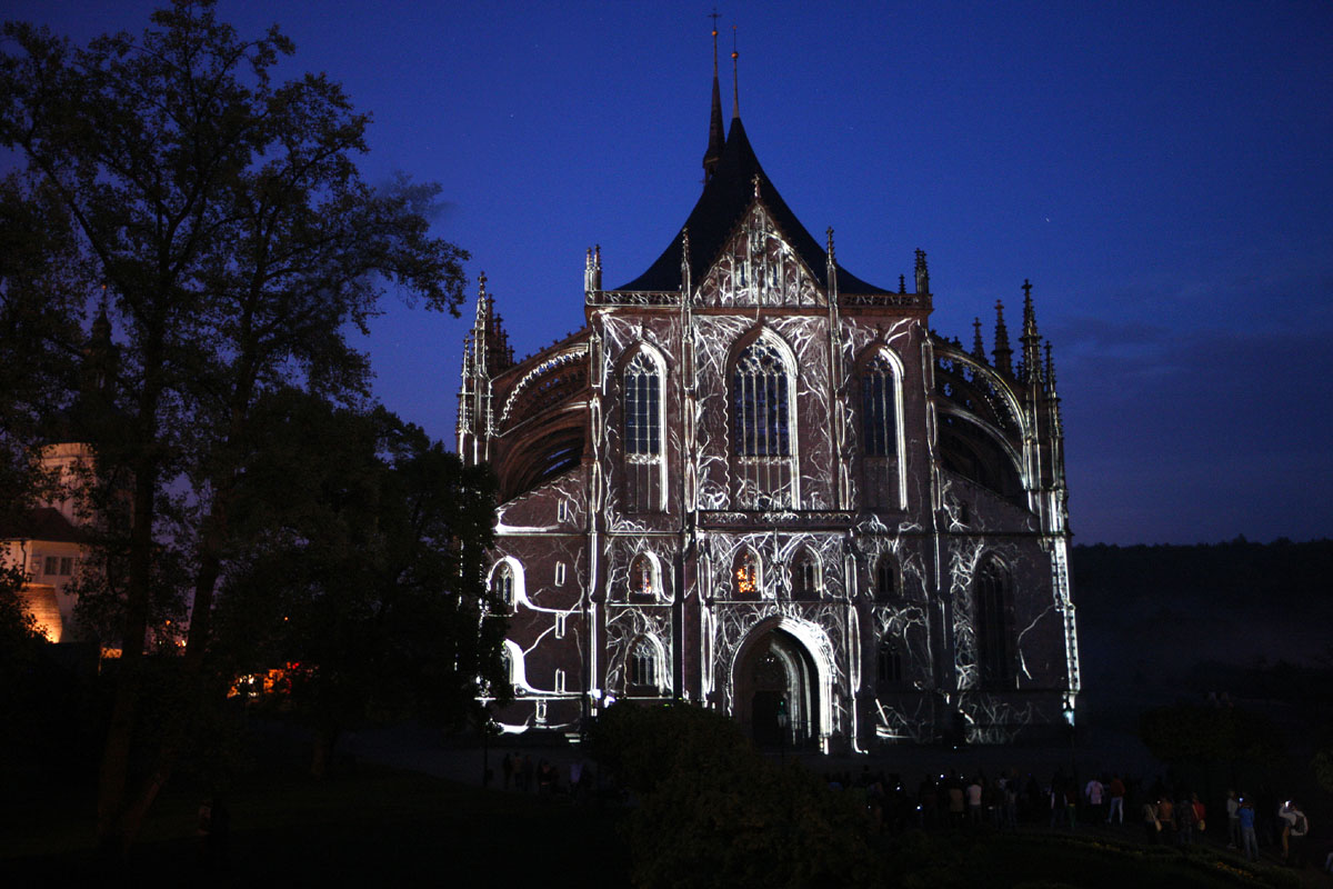 Foto: Pětiminutovou laserovou show na chrám sv. Barbory opakují každou čtvrthodinu