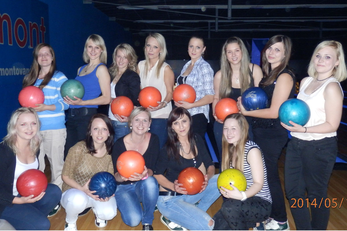 Foto: Hasičská liga začala, úmonínská děvčata slavila stříbro bowlingem
