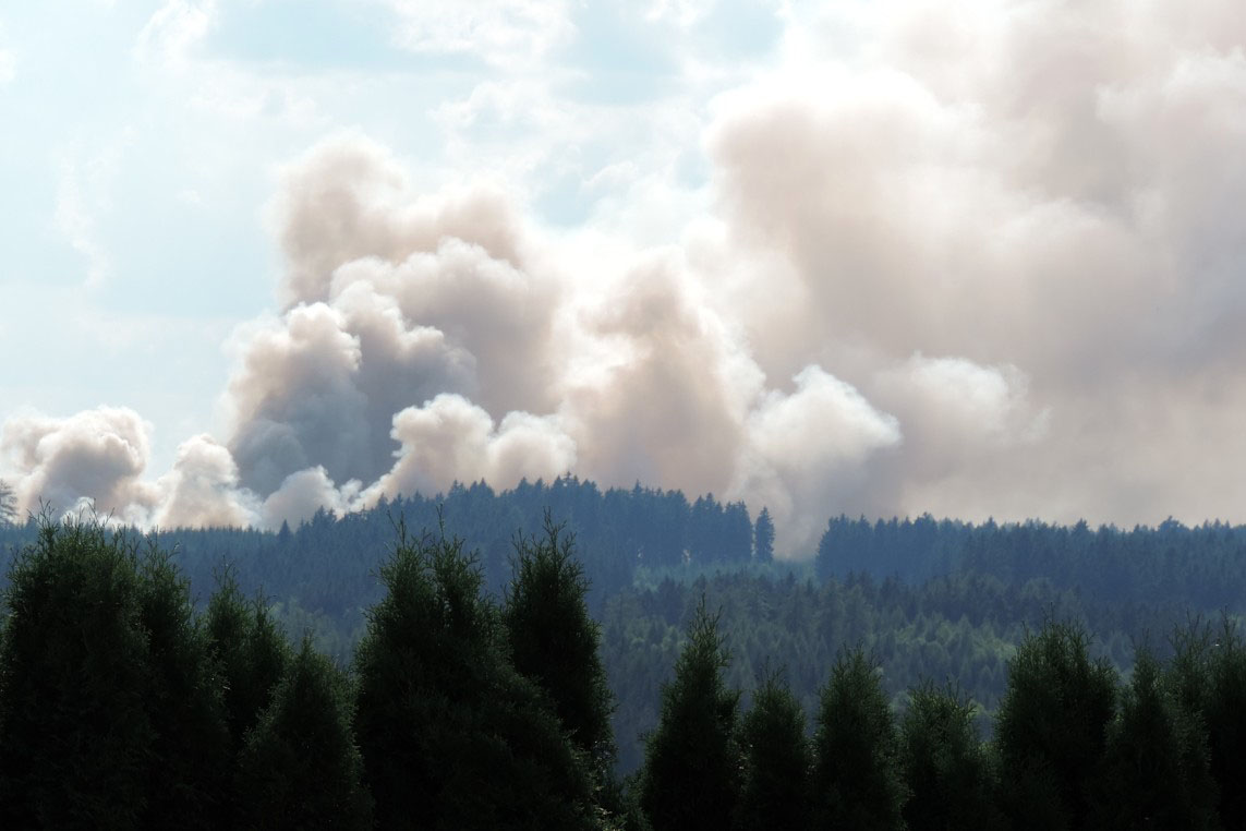 Foto: Hasiči v sobotu bojovali s požárem slámy na posekaném poli u Krasoňovic