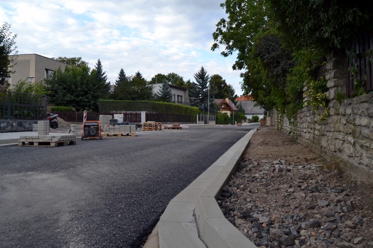 Nová úprava zrekonstruované Jarošovy ulice se některým obyvatelům nezamlouvá