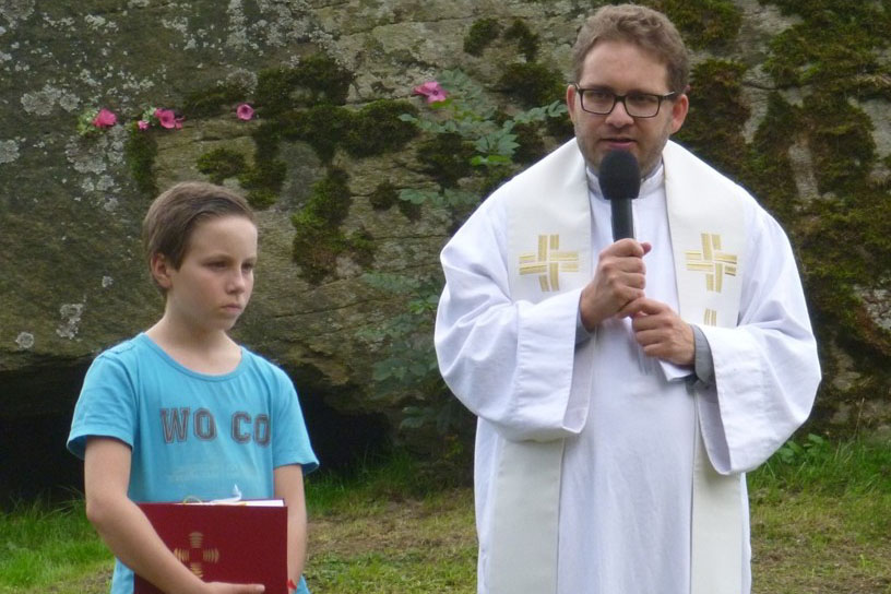Foto, video: Vikář Filip Kábele požehnal křížku na skále u Syna Božího