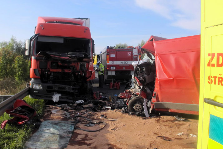 Smrtelná nehoda na obchvatu Čáslavi: Dodávka se srazila s kamionem