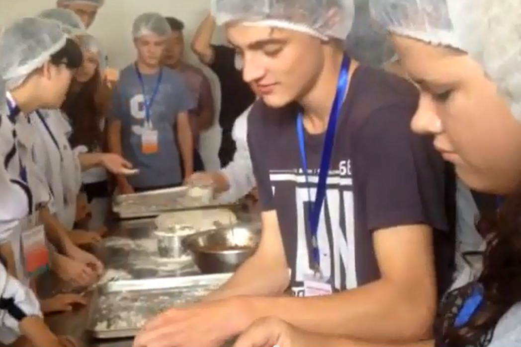 Video: Studenty z kutnohorského Gymnázia Jiřího Ortena zapojili do vaření čínských knedlíků