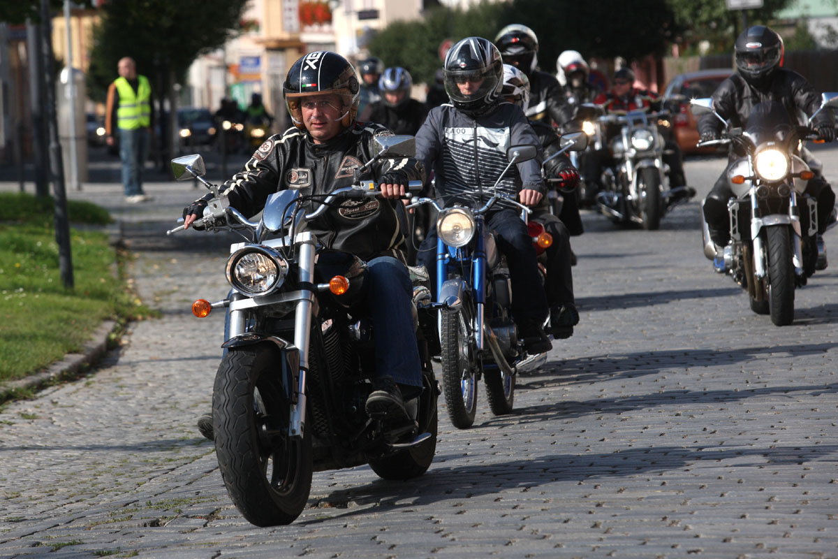 Foto, video: Čáslavský motorkářský klub Freedom v sobotu zakončil sezonu