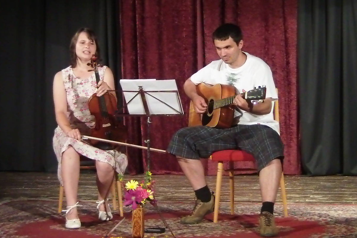 V koncertním sále čáslavské ZUŠ J. L. Dusíka zahrají Lucie a Petr Kavánkovi