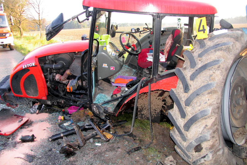 Řidič osobního auta se plně nevěnoval řízení, narazil do traktoru