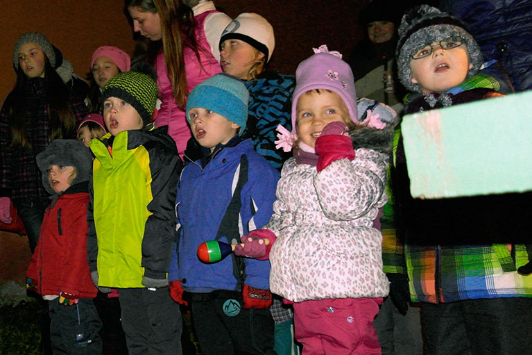 Foto: U vánočního stromu v Sulovicích zahrály a zapívaly děti, zazpíval i Ondřej Podhradský