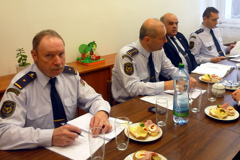 K jednomu stolu zasedli zástupci jednotlivých složek Integrovaného záchranného systému