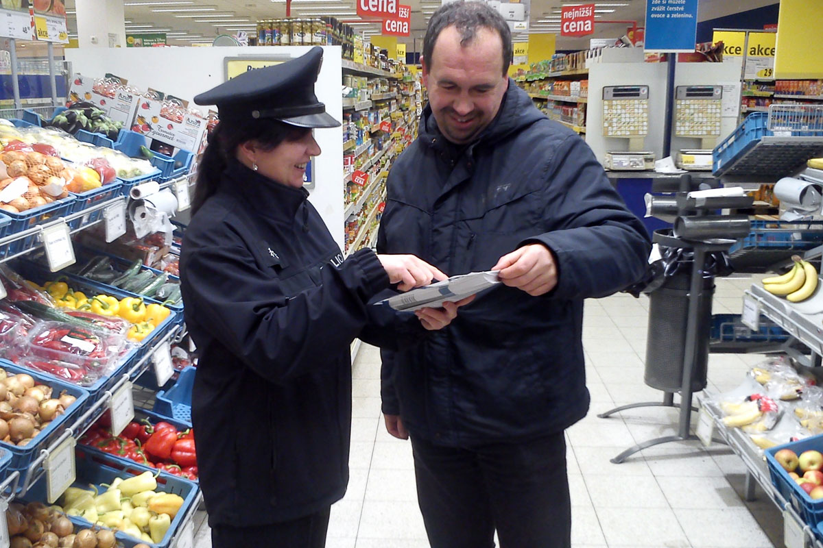 Policisté vyrazili do supermarketů, upozorňují na číhající nebezpečí