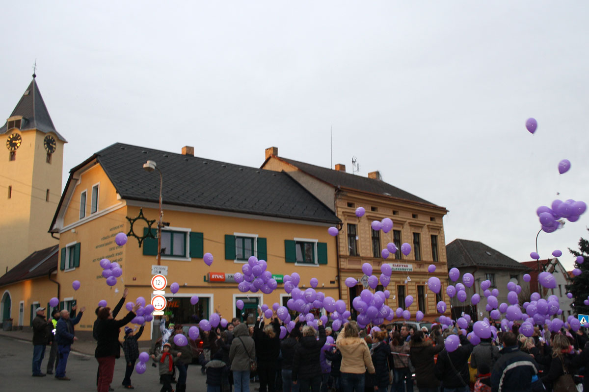 Na čtyři stovky balónků s přáním Ježíškovi zakrylo nebe nad Zbraslavicemi
