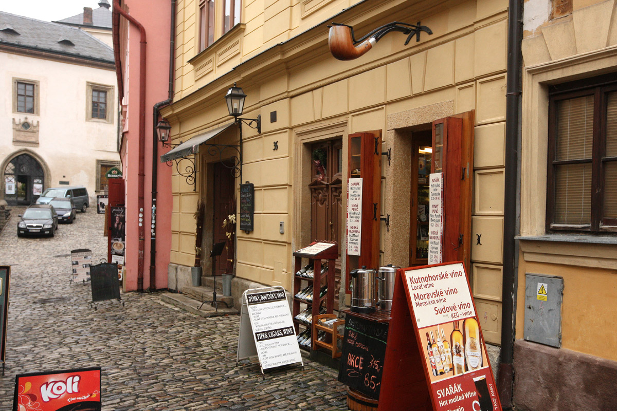 TIP: Při procházce Barborskou uličkou si můžete dát svařené víno a nakoupit dárky!