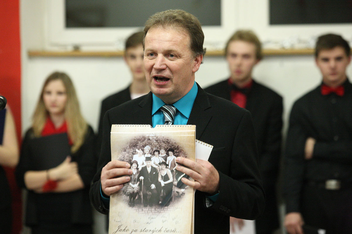 Foto: Před Vánočním koncertem Gaudeamus pokřtili kalendář profesorů gymnázia