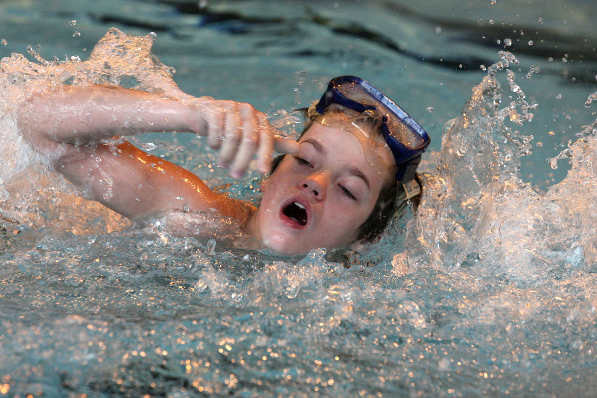 Foto: Děti skotačily v kutnohorském bazénu na raftu, plavaly i závod